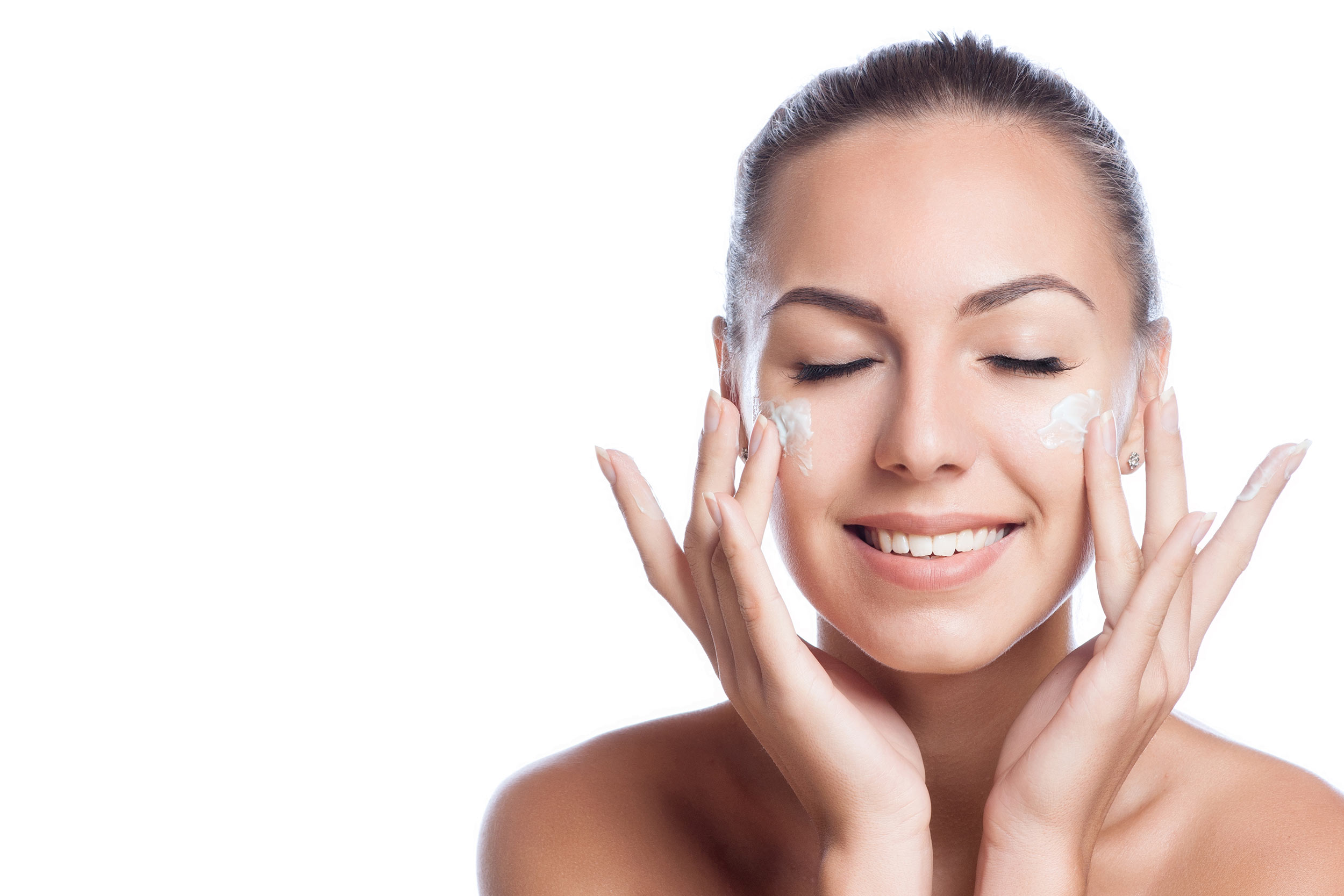 Woman applying the beU Manuka Cream Cleanser